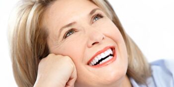 Implant dentar vs punte dentară? Avantajele fiecărui tratament la clinica CriniDent